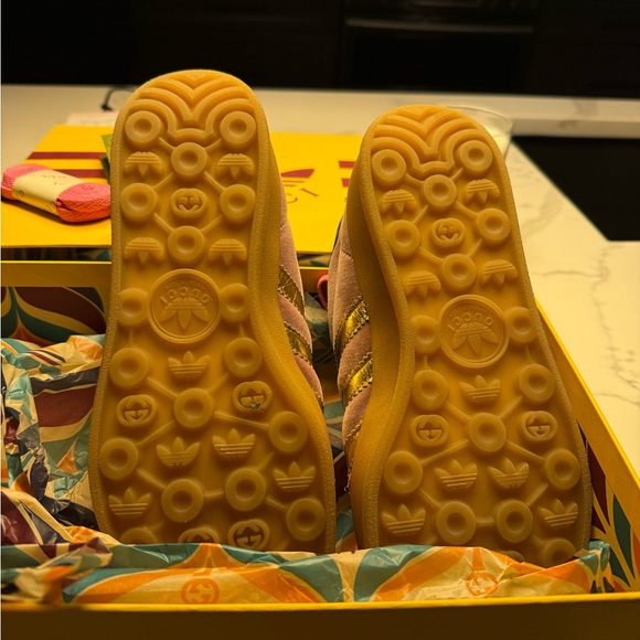 Gucci adidas 6+ which is U.S size 6.5 - Picture 3 of 10